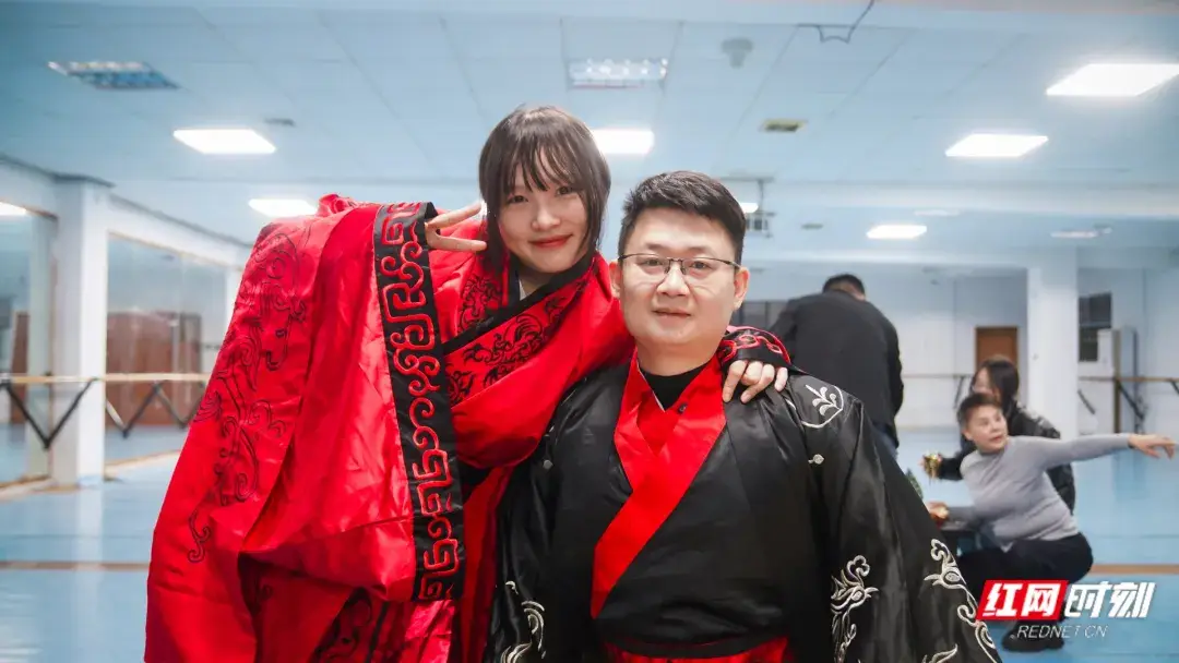 17년 전 지진 폐허에서 구해낸 소녀, 12년 뒤 거리에서 기적처럼 다시 만난 구조대원과 사랑에 빠지다