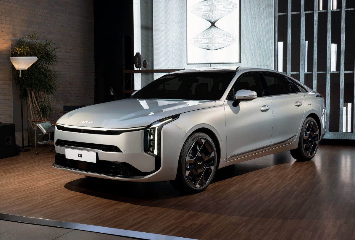 실내에 전시 되어 있는 자동차