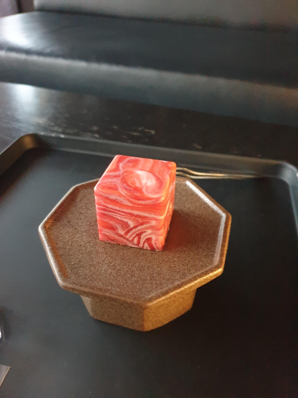 작은 교자상 위에 올려져 있는 소고기 마블 모양의 산수유 양갱