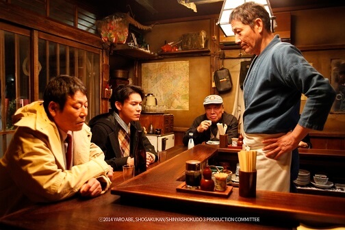 심야식당 마스터가 손님들의 이야기를 들어주는 장면