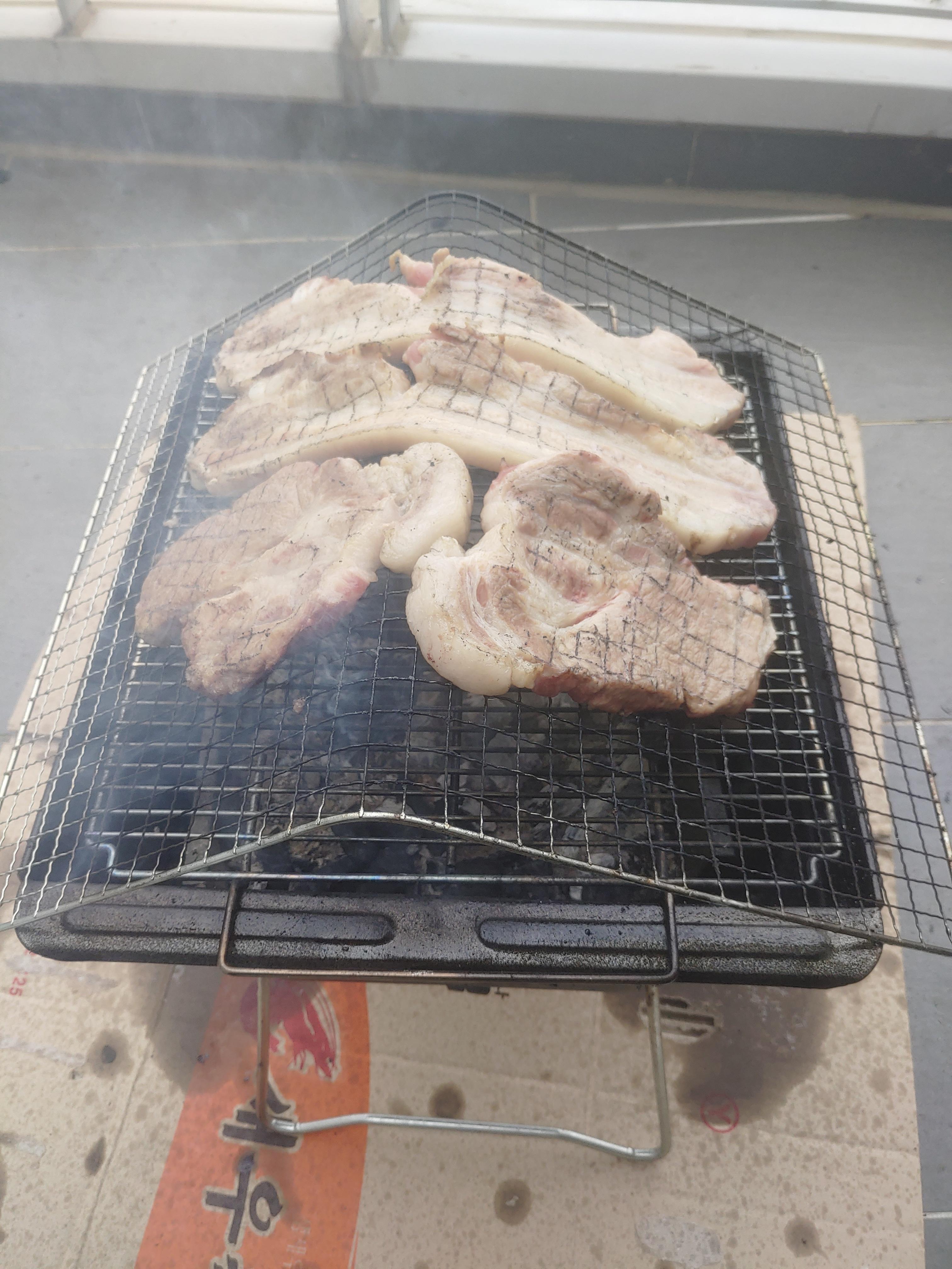 캠핑용화로 일회용석쇠 그리고 장작 숯불구이