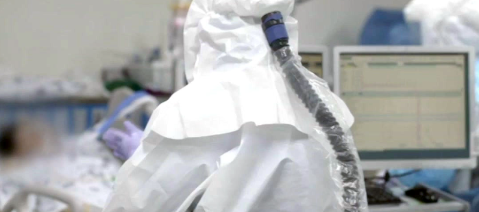 방호복을-입은-의료진