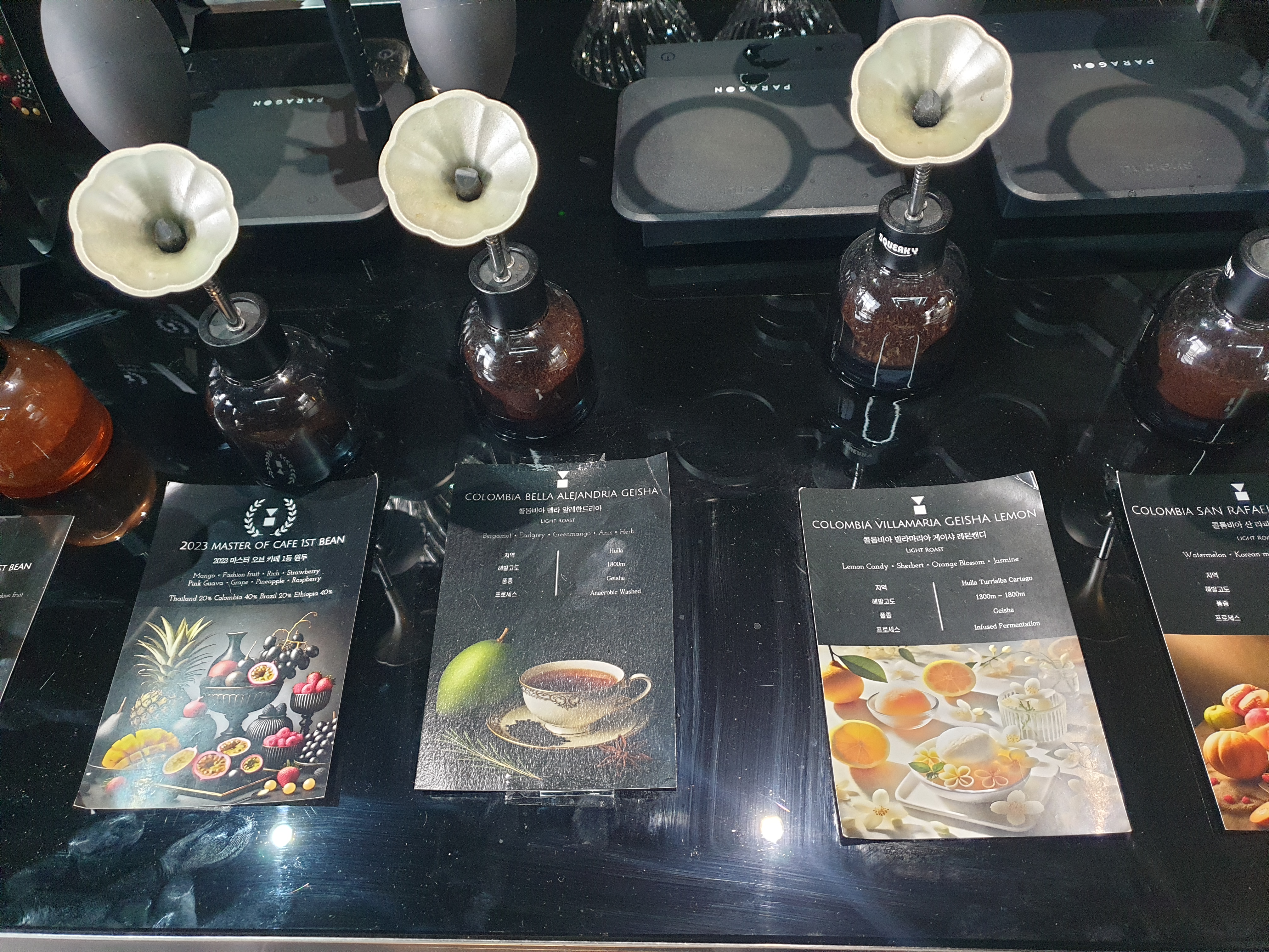 시향가능한 병과 함께 컵노트가 제공되어 고를 수 있다.