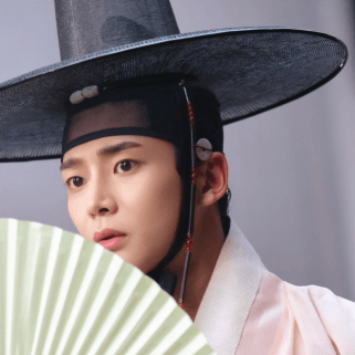 갓을 쓰고 부채로 얼굴을 살짝 가린 로운