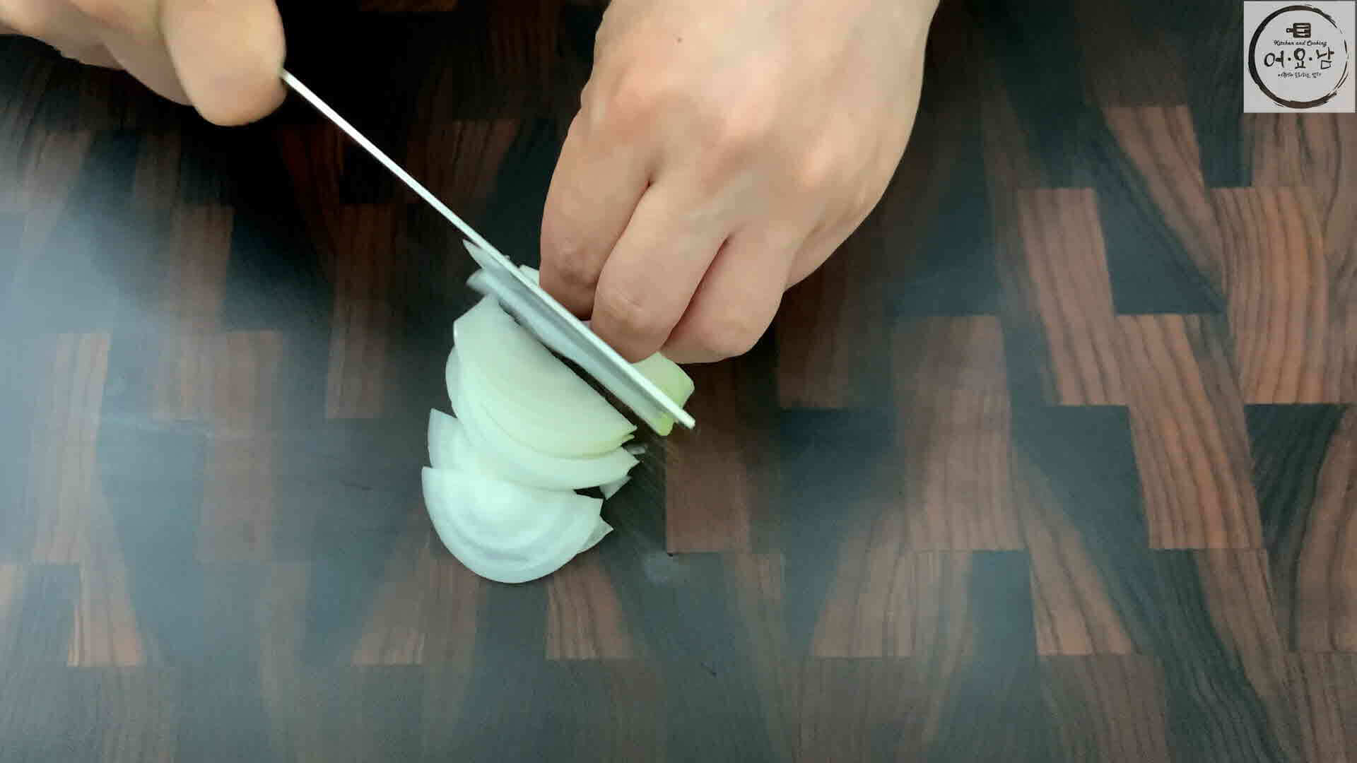 부추무침_재료준비_양파썰기