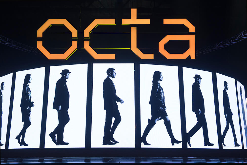 뉴욕 옥타 공개 쇼에서 포 호스맨이 등장하기 전 화면에 호스맨이 걷는 영상