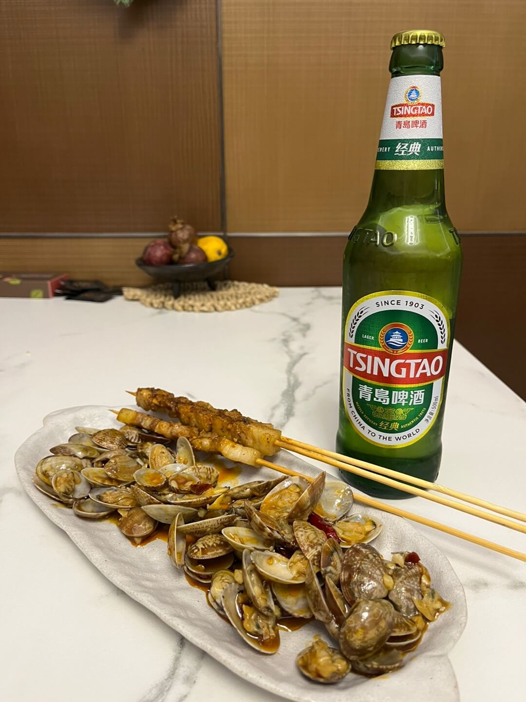 칭다오-맥주와-양꼬치-그리고-매운-바지락-볶음