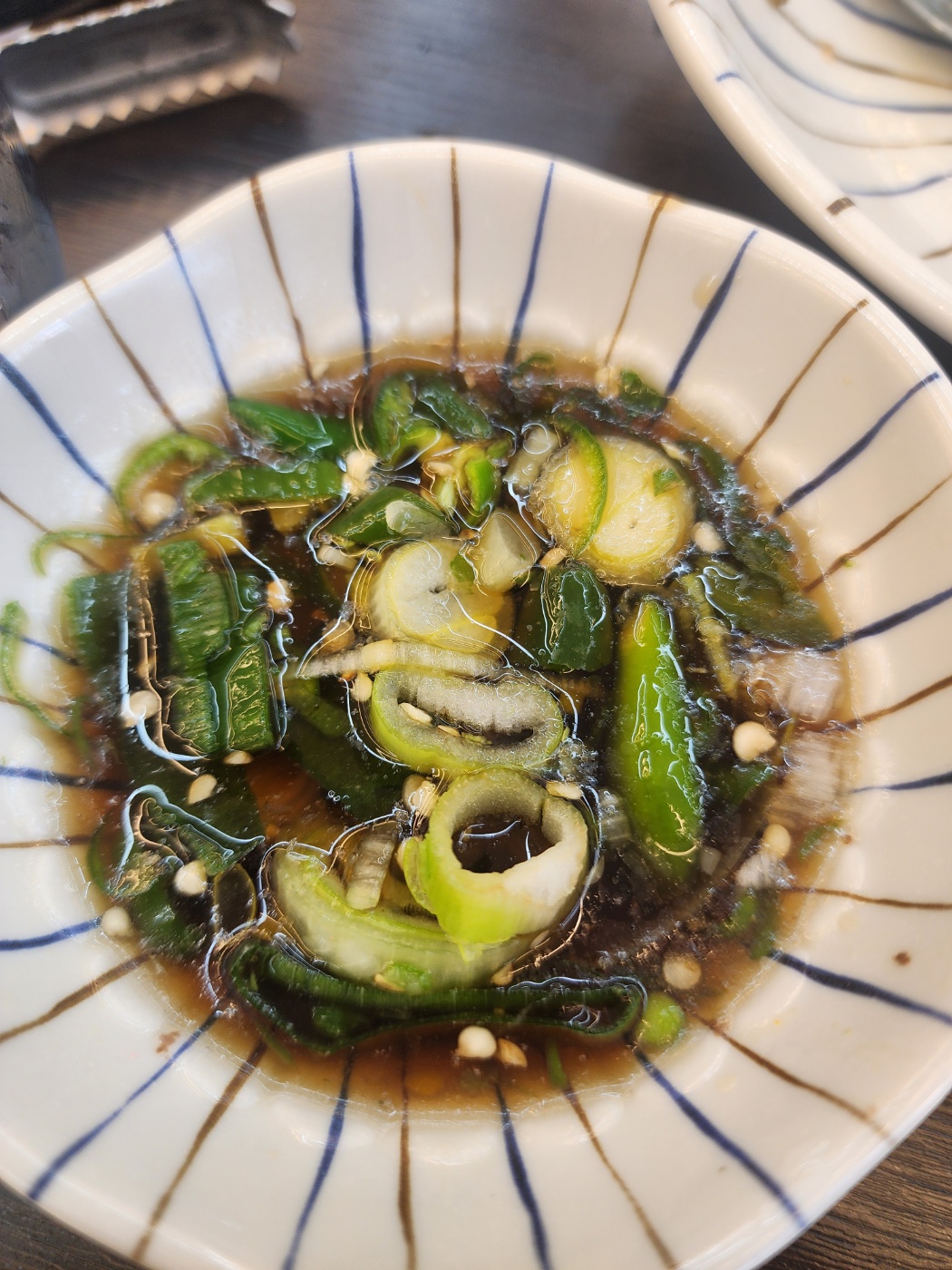 간장소스에 파와 고추를 넣어서 먹어요