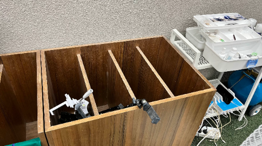 핸드폰 거치대 보관함, 구급키트, 공용 충전기