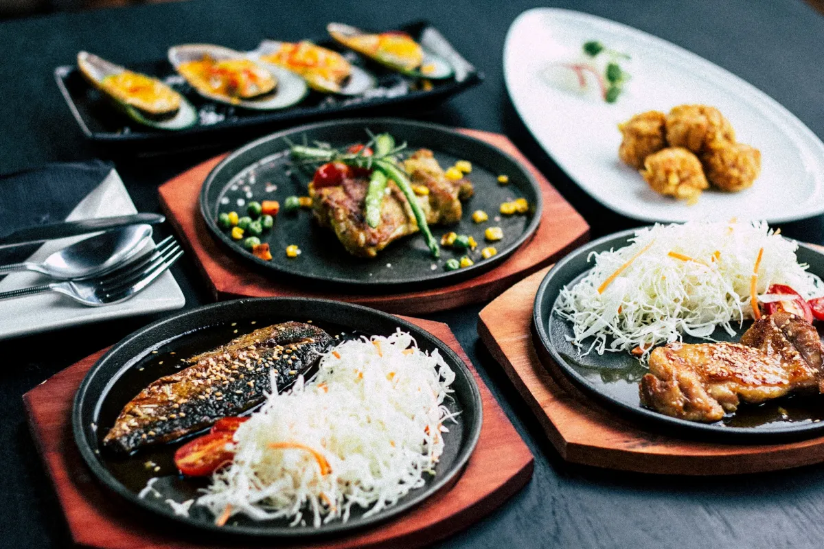검은색-탁자위-맛있는-한식요리들이-차려져-있다