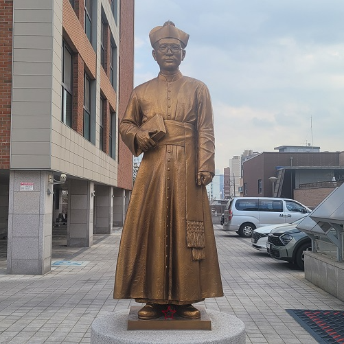 서울 도림동성당에 있는 '하느님의 종' 이현종 야고보 신부님 동상입니다.