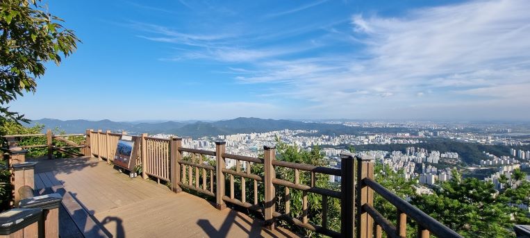 태을봉 정상 아레 전망대, 막힘 없이 내려다 보이는 안양 시가지, 푸른 하늘,