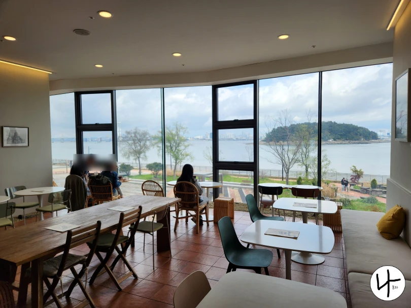 바다가-한-눈에-보이는-통창-바다뷰