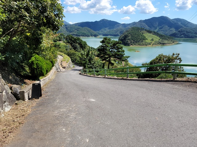 애뜨락 오르막길