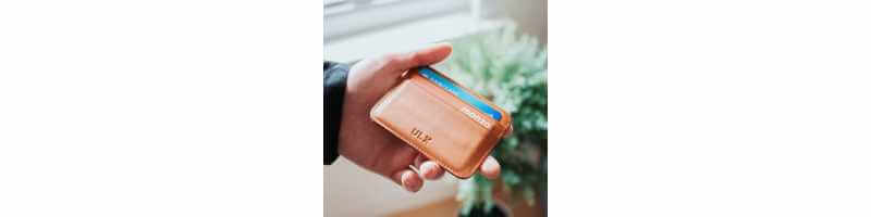 신용카드-지갑에-넣어져-있는-모습