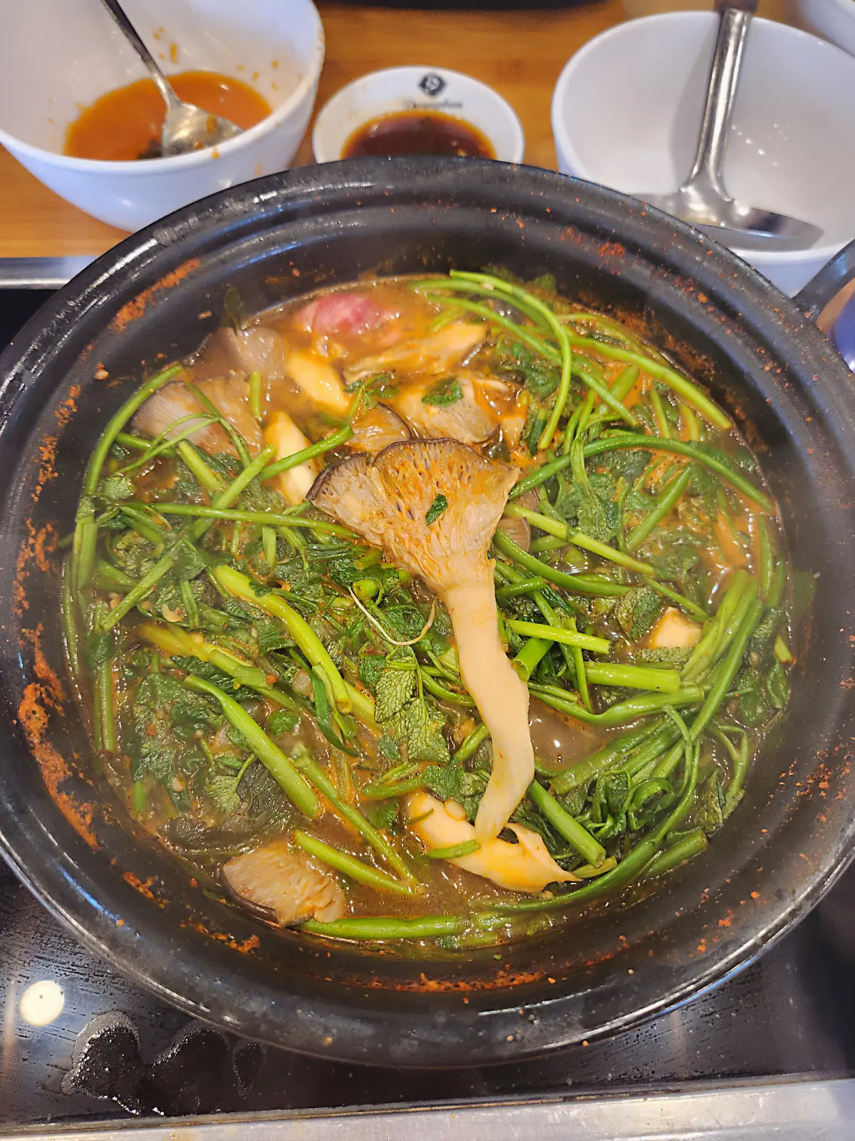 동촌샤브칼국수-일산-본점-첫번째-코스-야채-즐기기-미나리-느타리버섯-감자