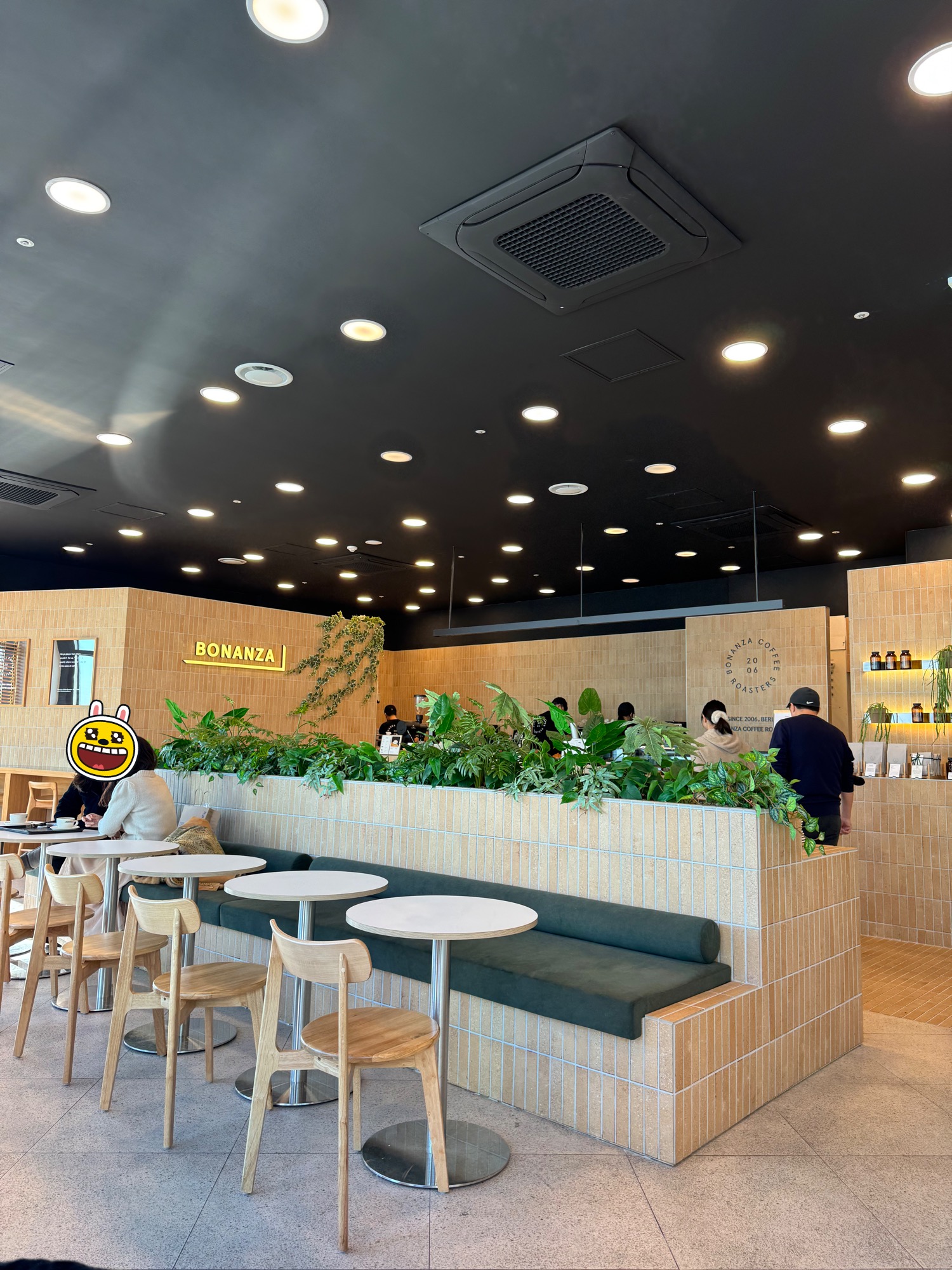 김포 현대 아울렛 카페 보난자 내부 사진