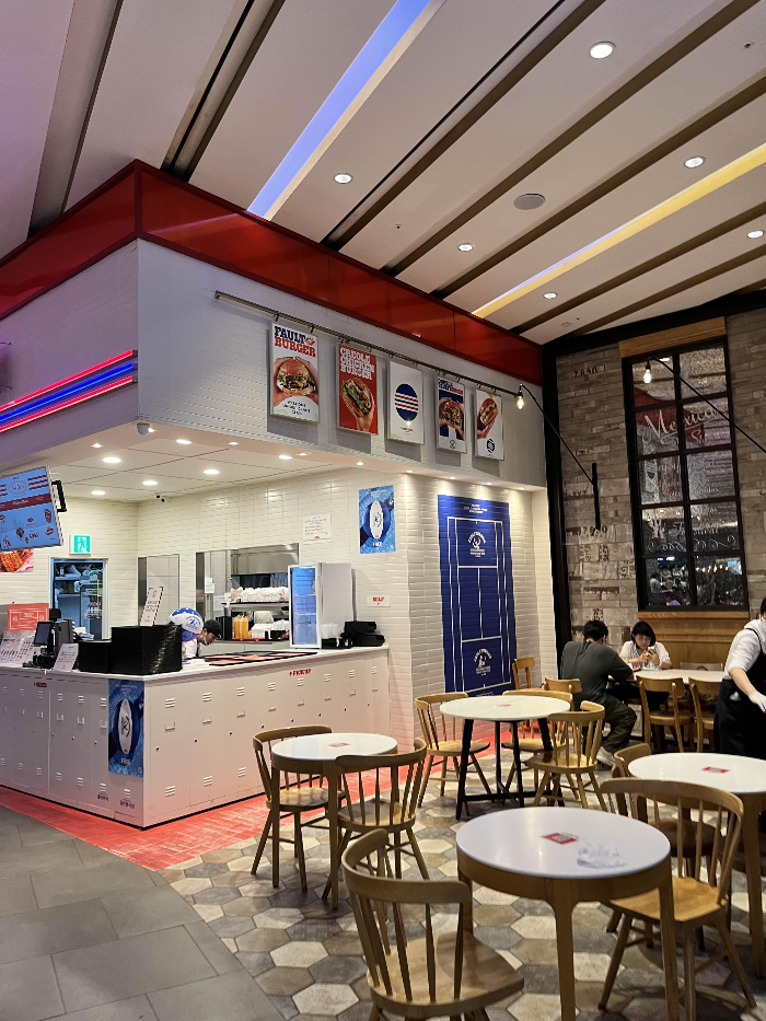 폴트버거 옆 좌석들