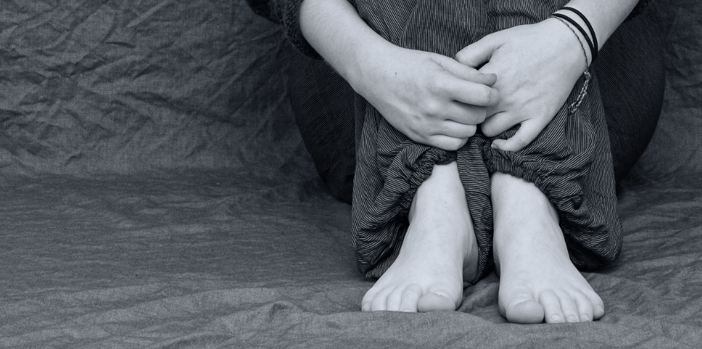 생리통으로 고통 받고 있는 여성