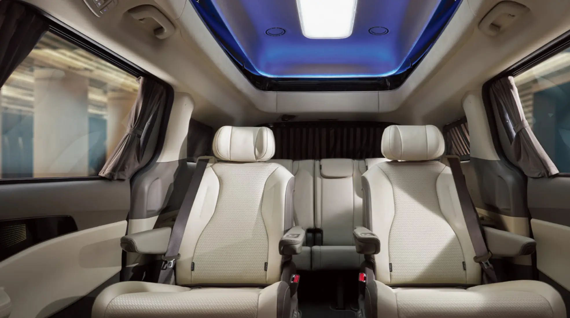 베이지색 실내 뒷자석 위 파란 조명등