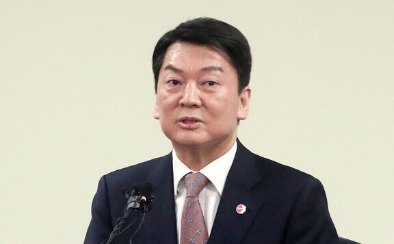 인터뷰하는 안철수