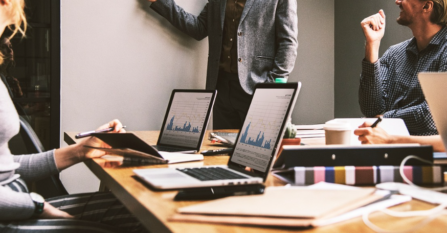 회의를 통해 어떻게 회사를 인수하고 돈을 벌지 회의하는 사진