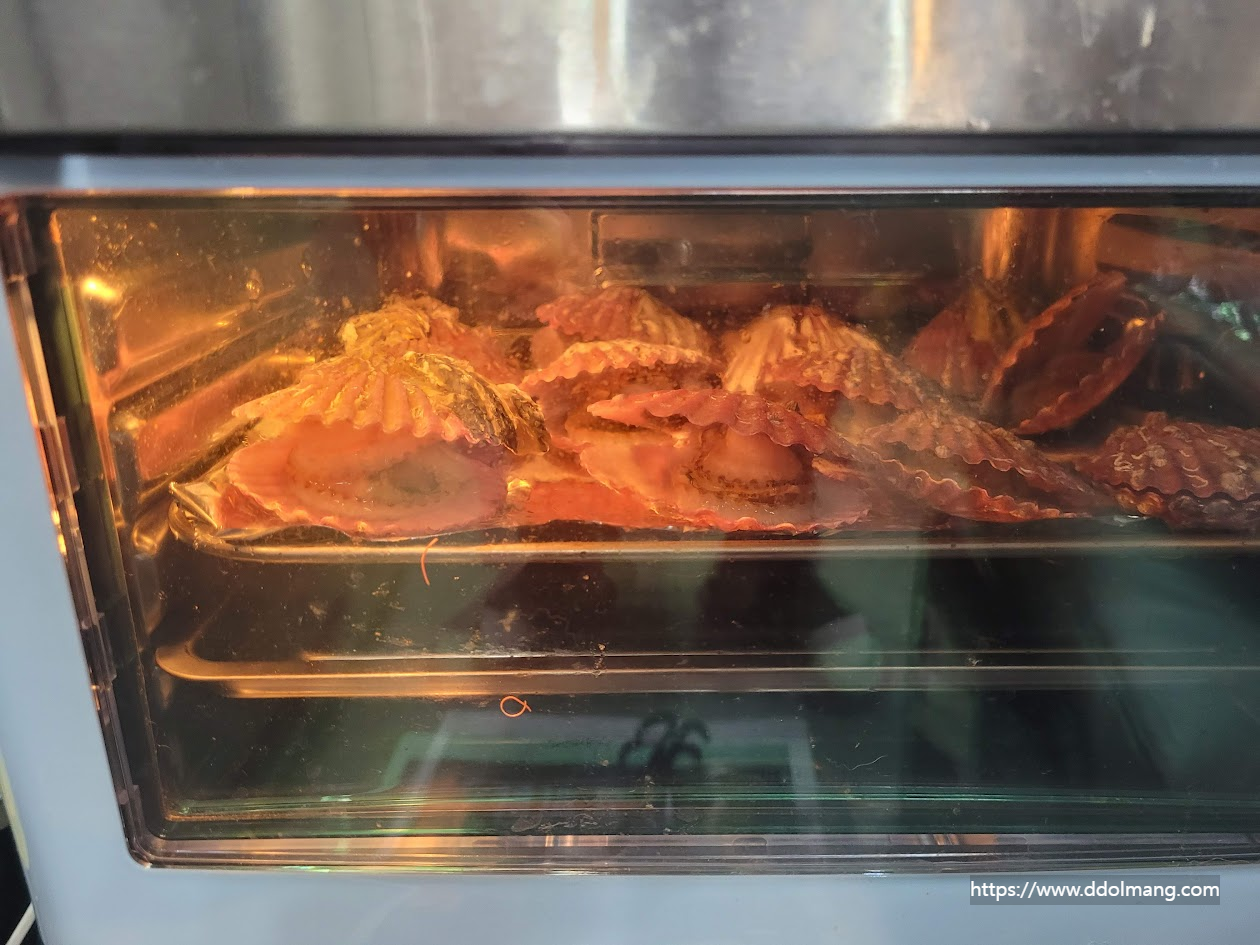 에어프리이어 안에서 입을 벌리는 가리비