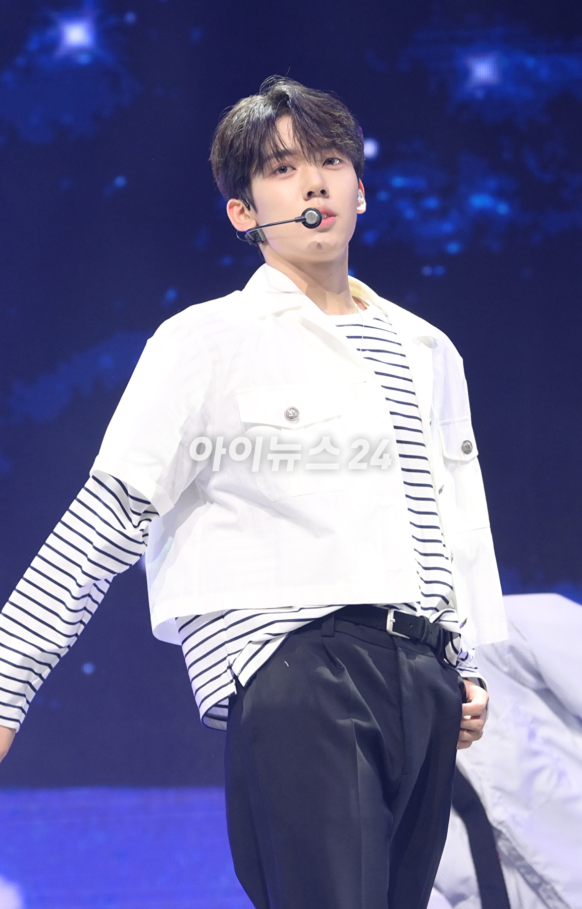 그룹 제로베이스원 한유진이 10일 오후 서울 광진구 광장동 예스24라이브홀에서 열린 제로베이스원(ZEROBASEONE) 데뷔 쇼케이스에서 멋진 무대를 선보이고 있다. [사진=정소희 기자]