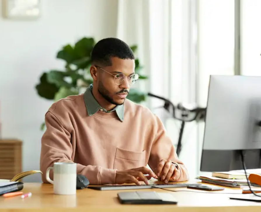 프리랜서 사무실 일하는 모습