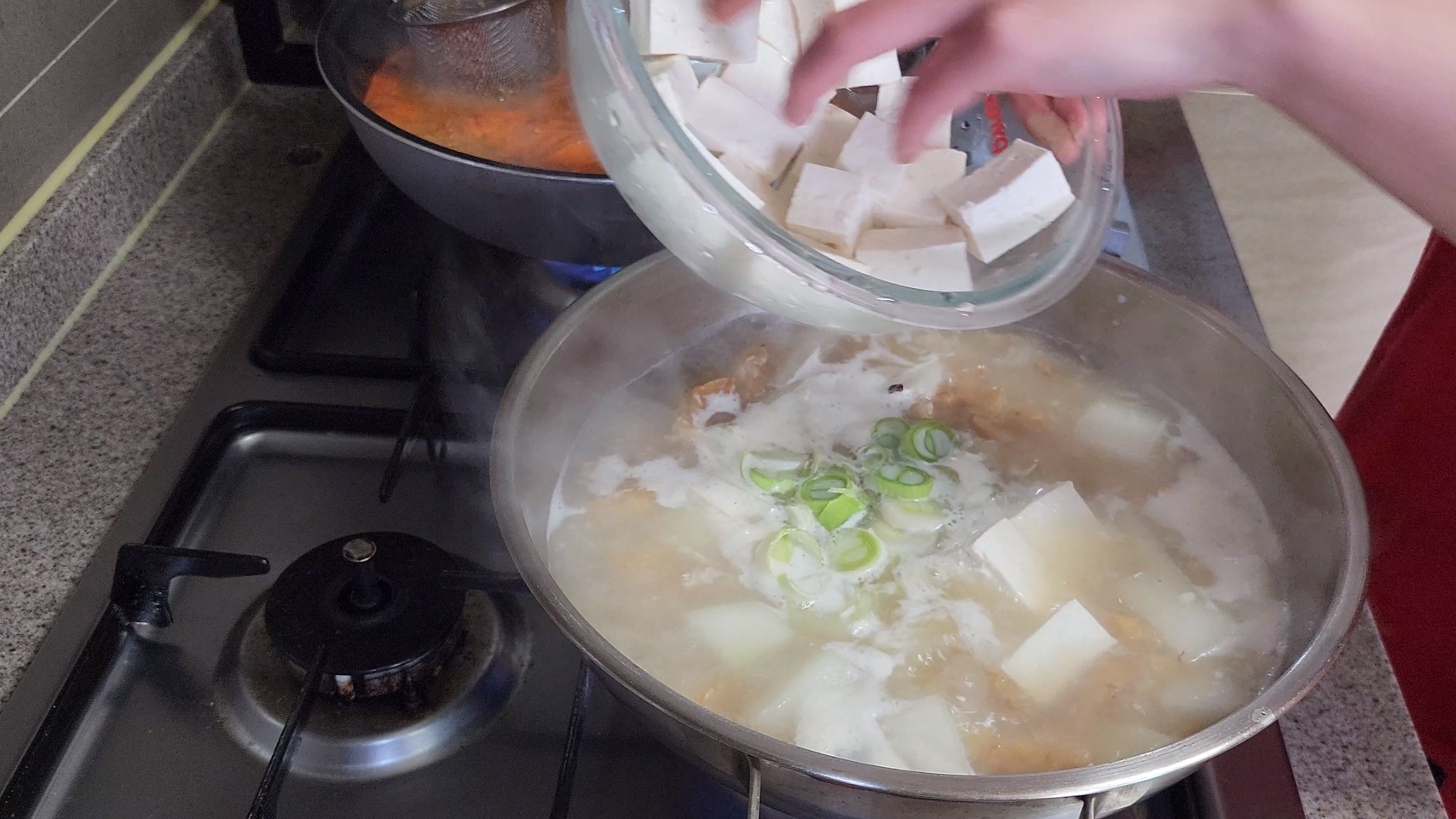 다진마늘,-새우젓,-두부,-대파를-넣고-끓이기