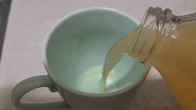 맑은농장-착즙-사과주스-따라드리기