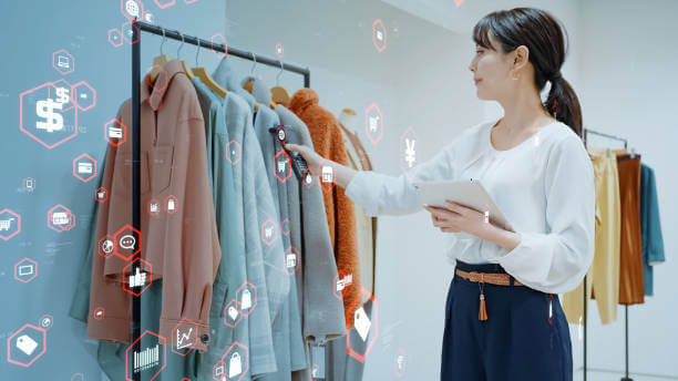 옷을 보고 있는 여성의 사진