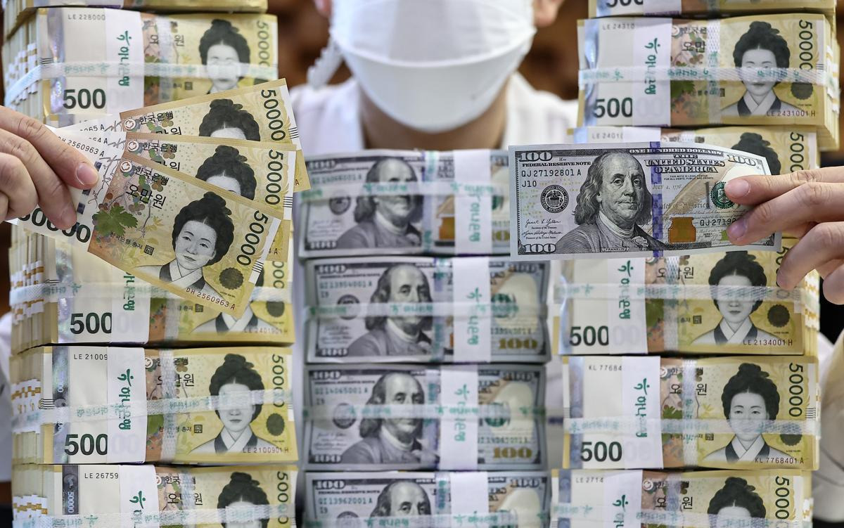 17일 서울 중구 하나은행 위변조대응센터 직원이 달러와 원화 지폐를 살펴보고 있다. 2025.4.17/뉴스1