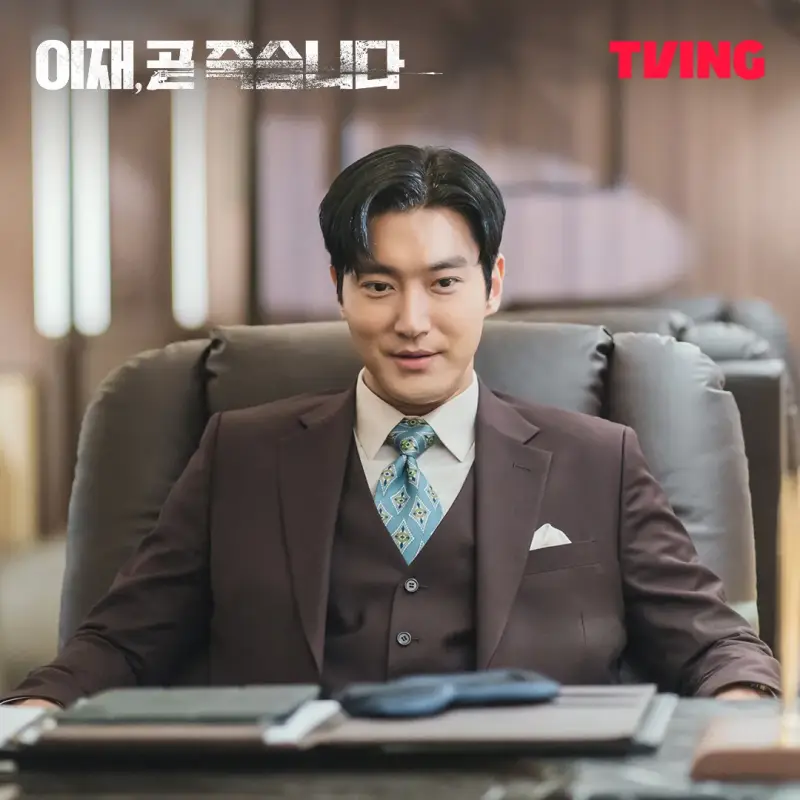 적갈색 정장 스타일에 소파에 앉아 있는 드라마 이재, 곧 죽습니다에서 박진태를 연기하는 배우 최시원