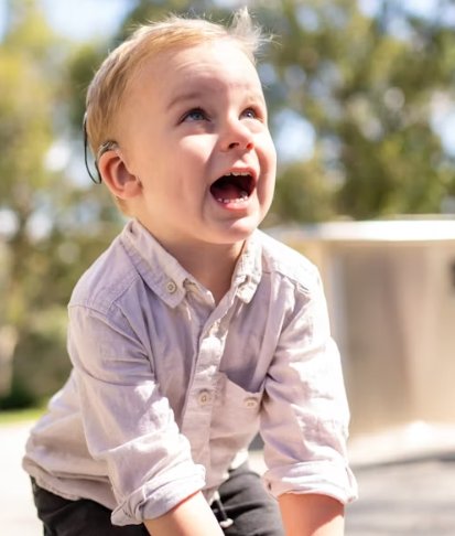아이가 밖에서 환하게 웃고 있는 모습