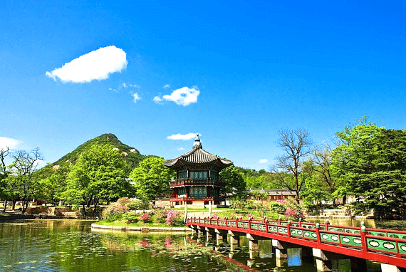 넓은 연못에 다리가 놓여있고 사또가 쉬는 기와 정자가 있다. 파란 하늘에 하얀 구름이 떴다.