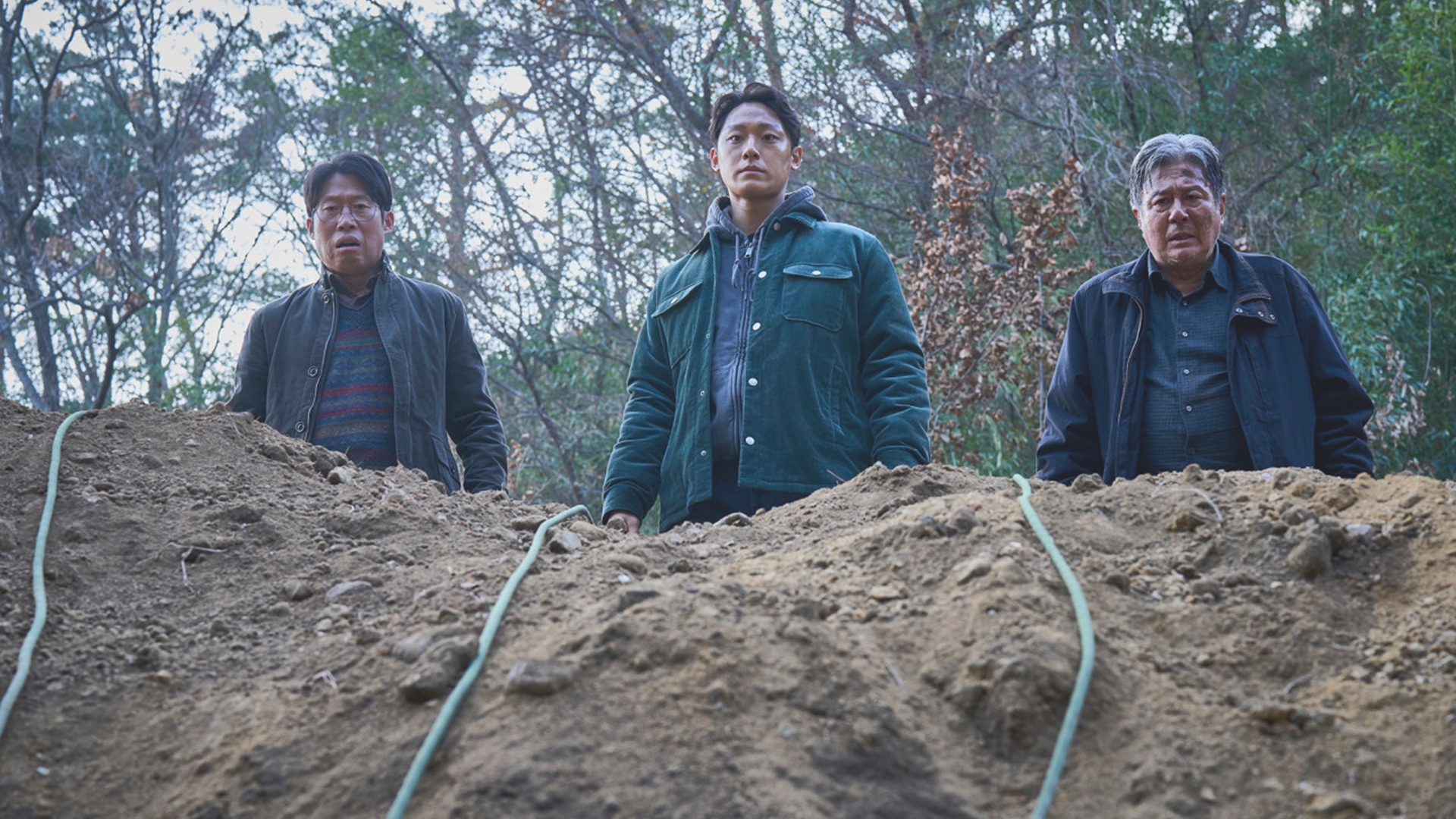 파묘 스틸컷 파헤쳐진 무덤을 내려다보는 인물들 쇠말뚝 괴담과 땅의 뼈아픈 역사 팩트체크