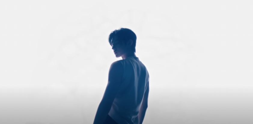 하얀 배경의 다른공간으로 들어가는 모습