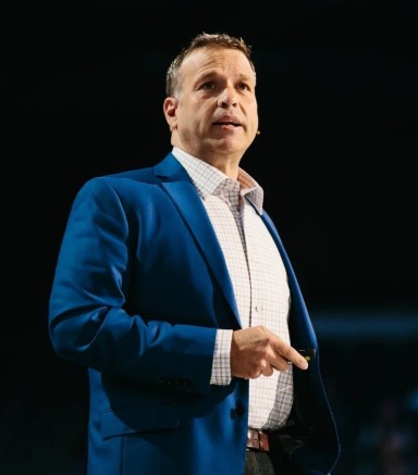 강연하고 있는 도널드 밀러