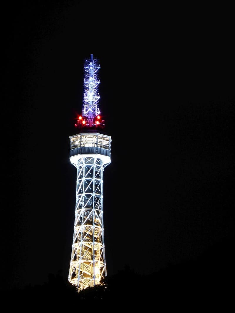 야경 속 페트르진 전망대, 체코 프라하의 랜드마크 타워