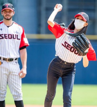 LG 트윈스 ITZY 채령 예지 시구 사진 SSG랜더스