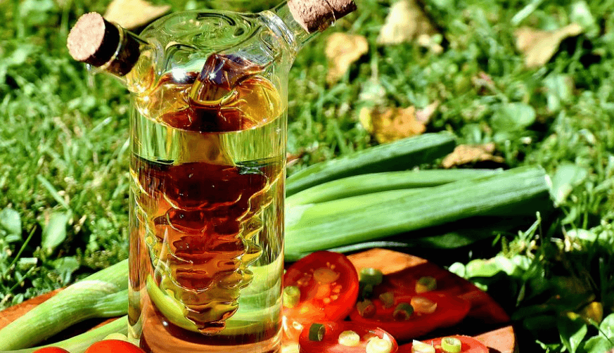 식초병과 함께 놓여 있는 채소와 과일들