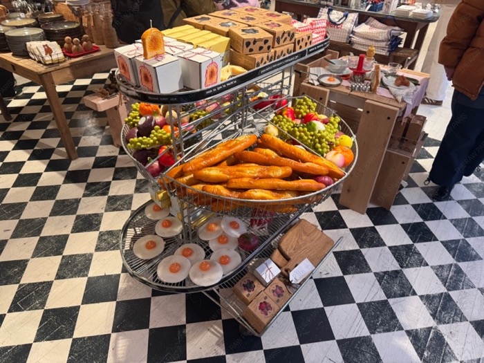 Merci Paris food display carrot cart, 메르시 파리 식품 디스플레이, 파리 편집샵 라이프스타일 연출