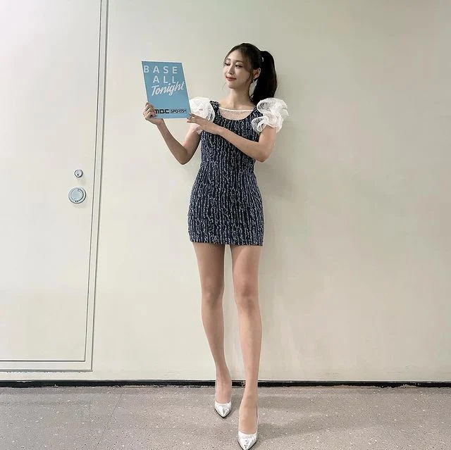 각선미 뽐내는 박지영 아나운서