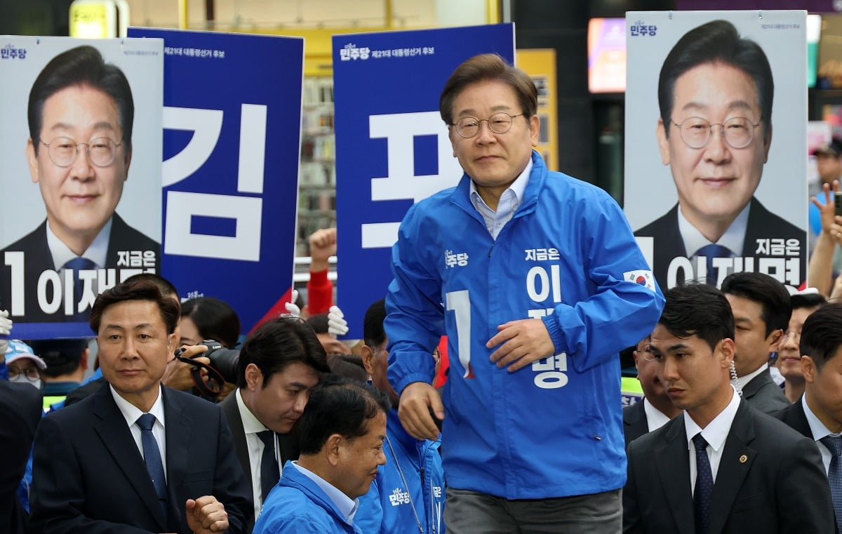 '호텔 예약비' 비유 사용