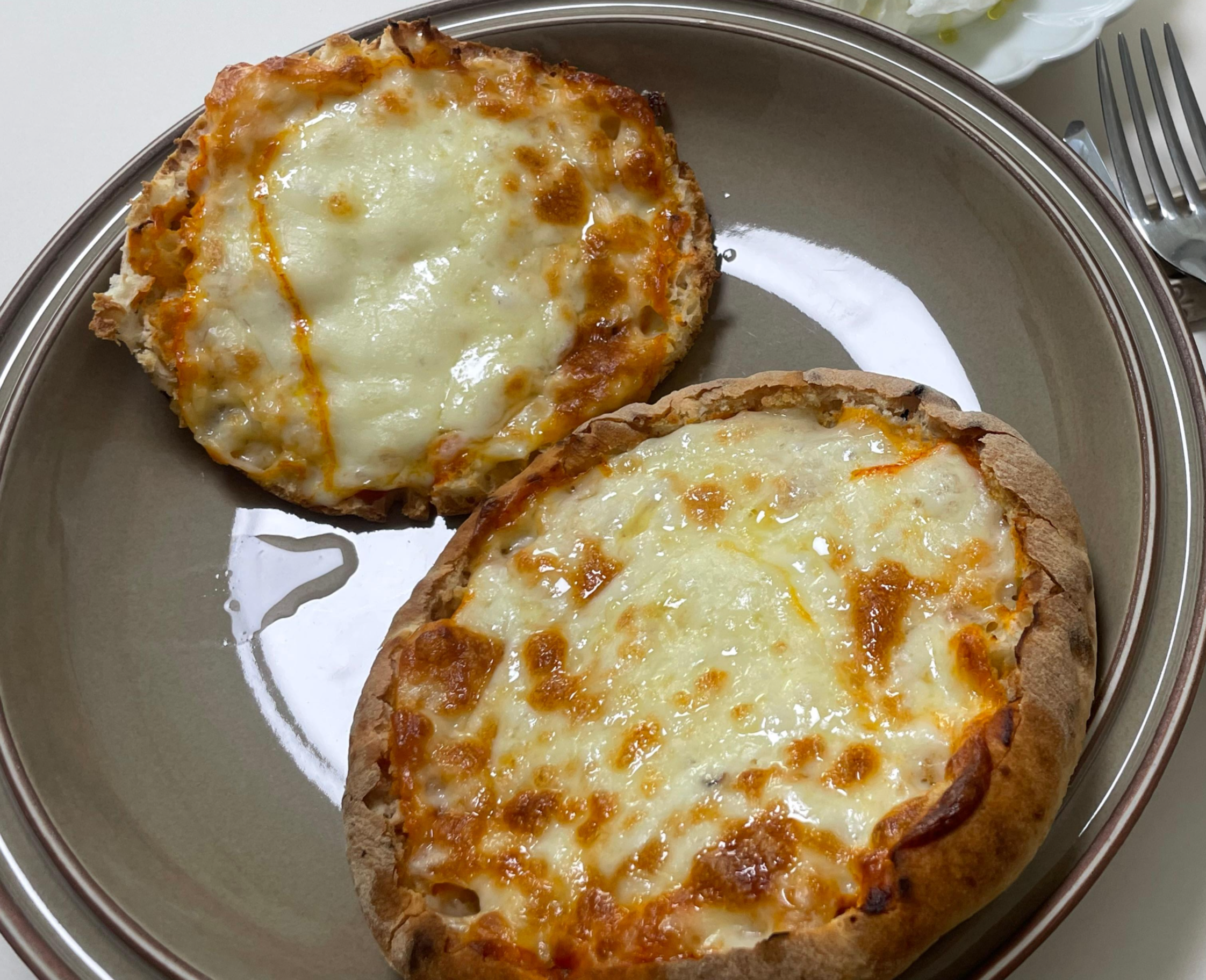 피타브레드로 만든 치즈피자