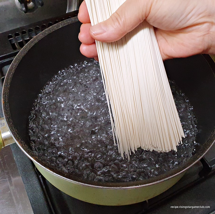 두부로 만드는 간단한 콩국수에 들어갈 소면 삶기