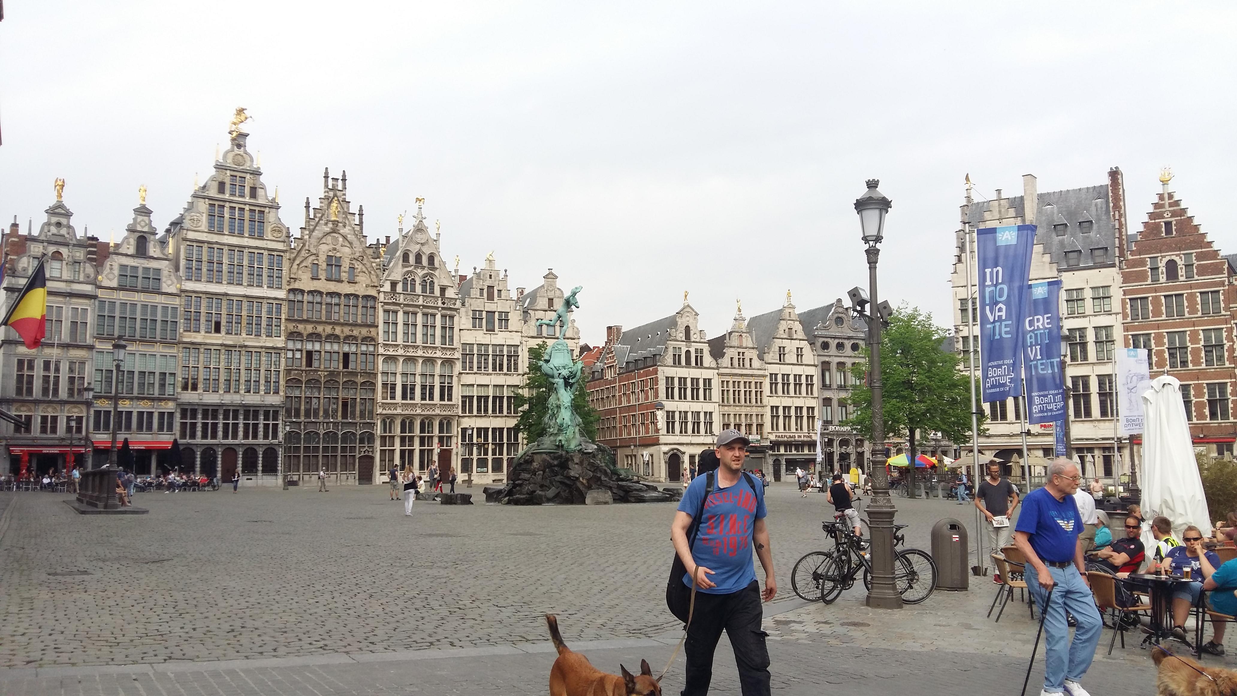 벨기에 안트베르펜 흐로테 마르크트와 동상