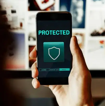 PROTECTED 문구가 표시된 스마트폰 화면 - KT 유심 해킹 방지 보안 앱 사용 예시