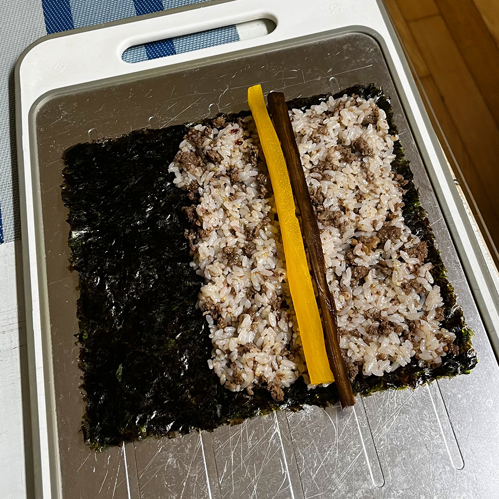 김-위에-고기-섞인-밥,-단무지,-우엉이-올려져있습니다.(6)